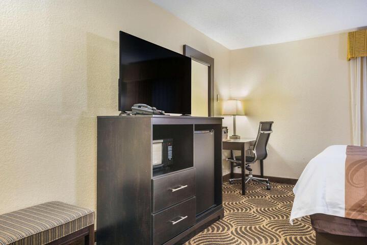 1 Queen Bed (13 of 14)