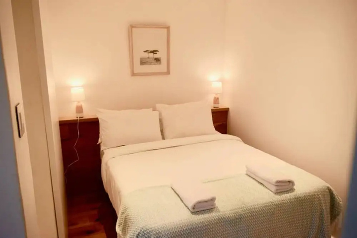Room 2 of 10