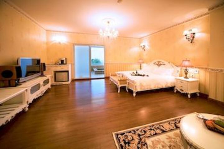 Room 15 of 23