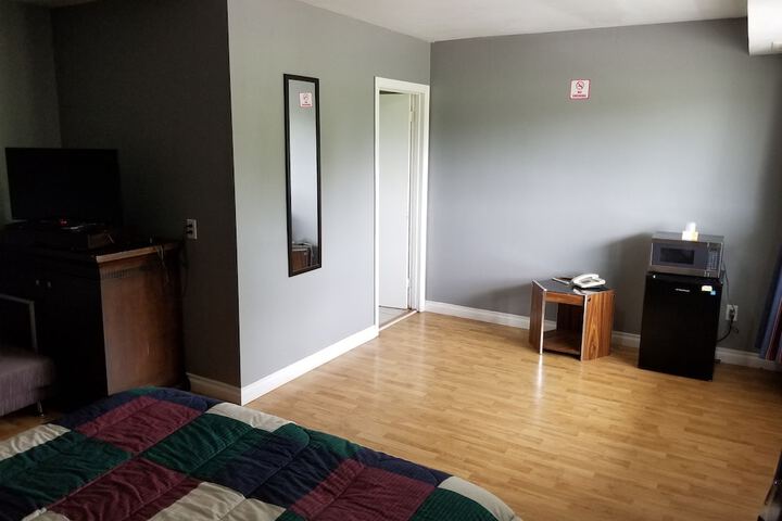 1 Queen Bed (8 of 16)