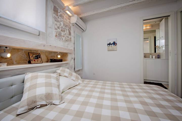 Room 3 of 35