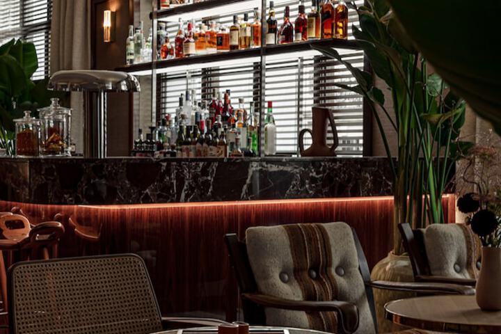 Lounge 77 of 83
