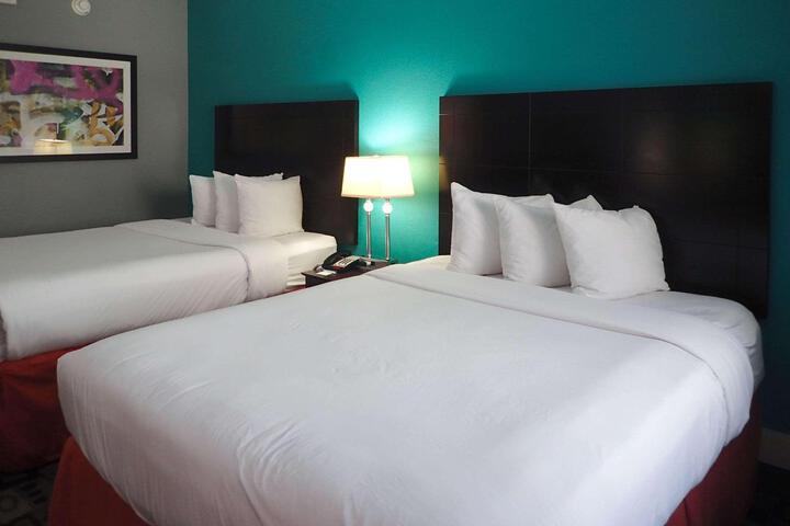 2 Queen Beds (12 of 13)