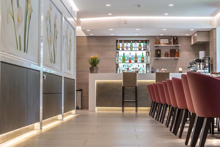 Lounge 147 of 173