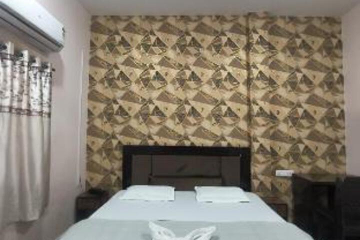 Room 13 of 18