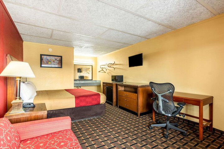 1 King Bed (4 of 7)
