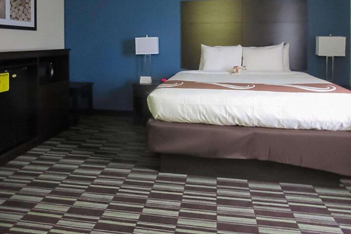 1 King Bed (4 of 8)