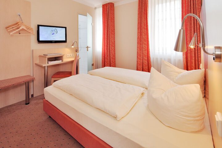 Room 8 of 37