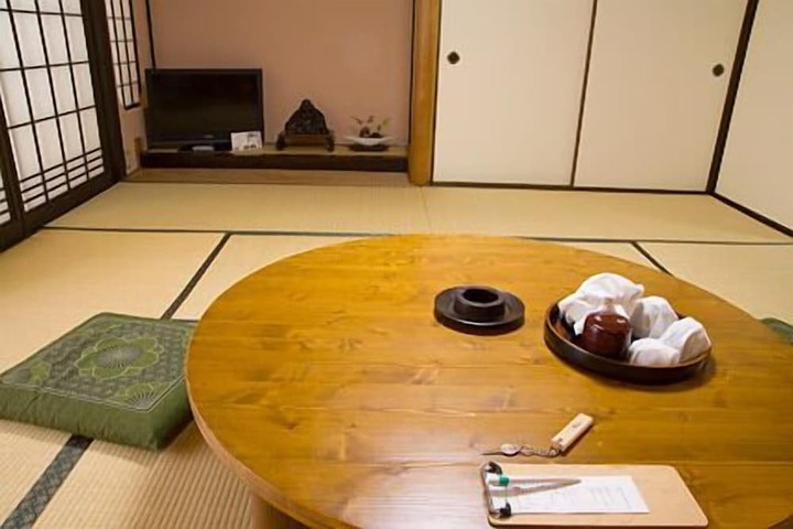 Room 6 of 14