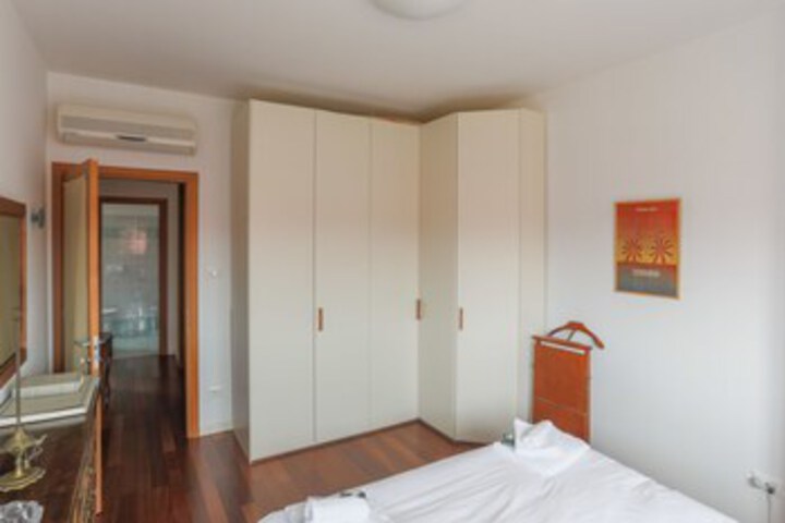 Room 18 of 32