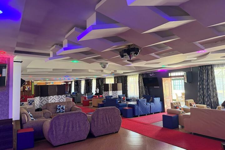 Lounge 24 of 44