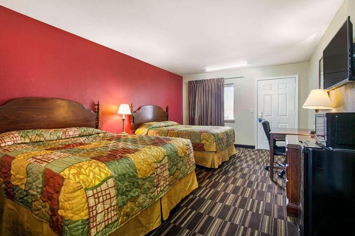 2 Queen Beds (4 of 13)