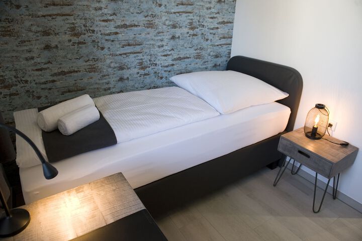 Room 5 of 16