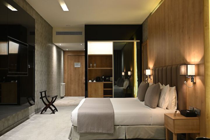 Room 11 of 76
