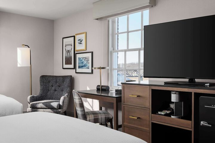 2 Queen Beds Accessible Corner Mobility Bathtub (5 of 12)