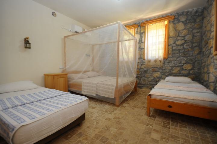 Room 4 of 127