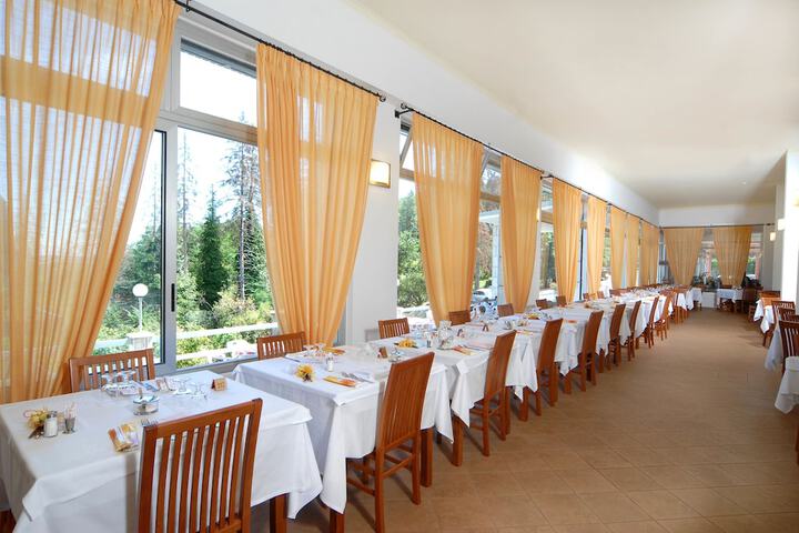 Dining 44 of 57