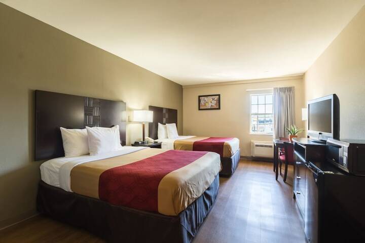 2 Queen Beds (1 of 13)