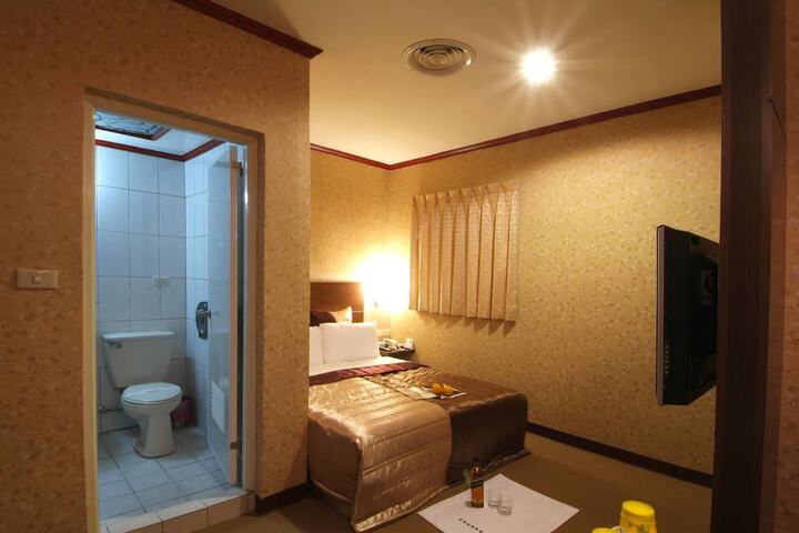 Room 9 of 27