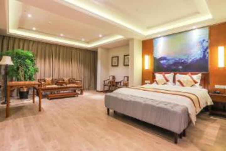 Room 8 of 9