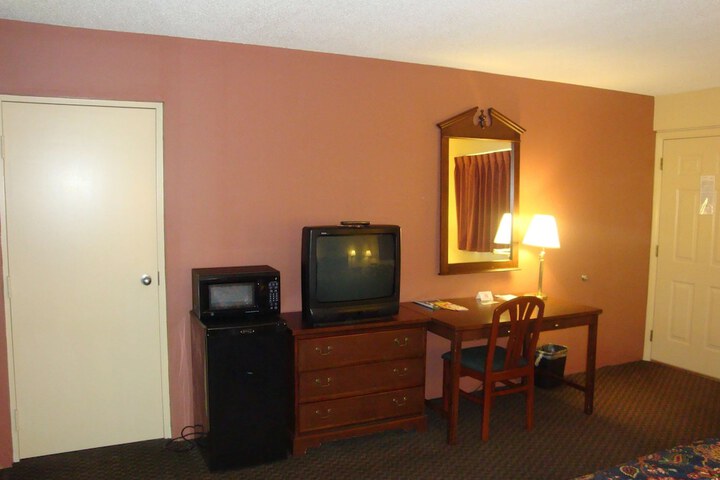1 King Bed (6 of 7)