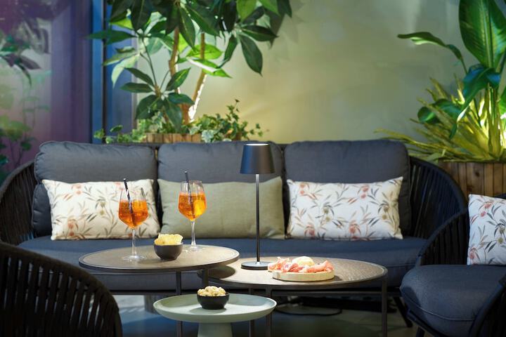 Lounge 45 of 61
