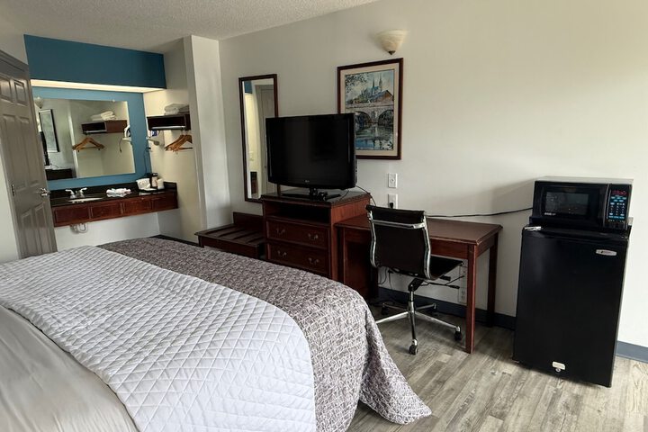 Room 7 of 12