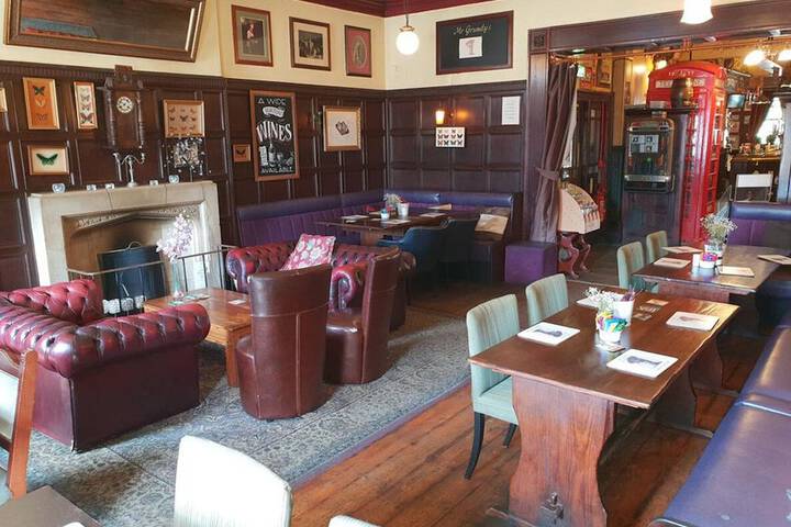 Lounge 52 of 67