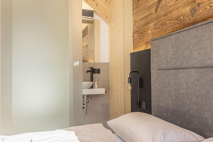 Room 2 of 38