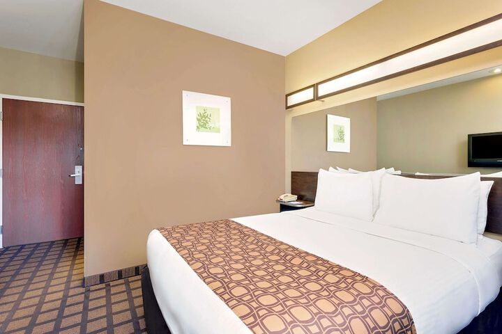 1 Queen Bed Accessible Room (10 of 19)