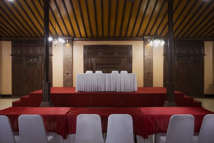 Ballroom/Hall 43 of 52