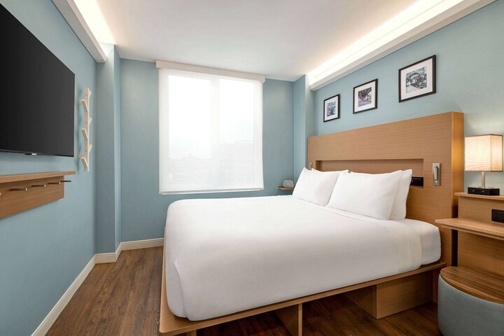 Deluxe King Bed (8 of 11)
