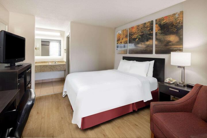 1 Queen Bed (5 of 7)