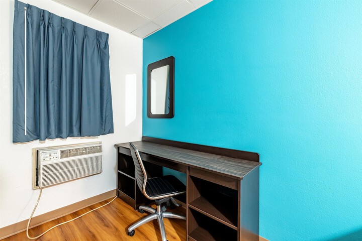 1 Queen Bed (12 of 16)