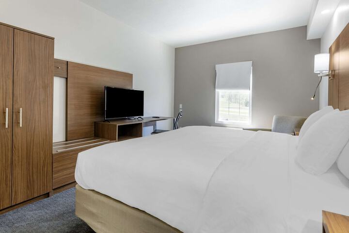 1 King Bed (7 of 8)