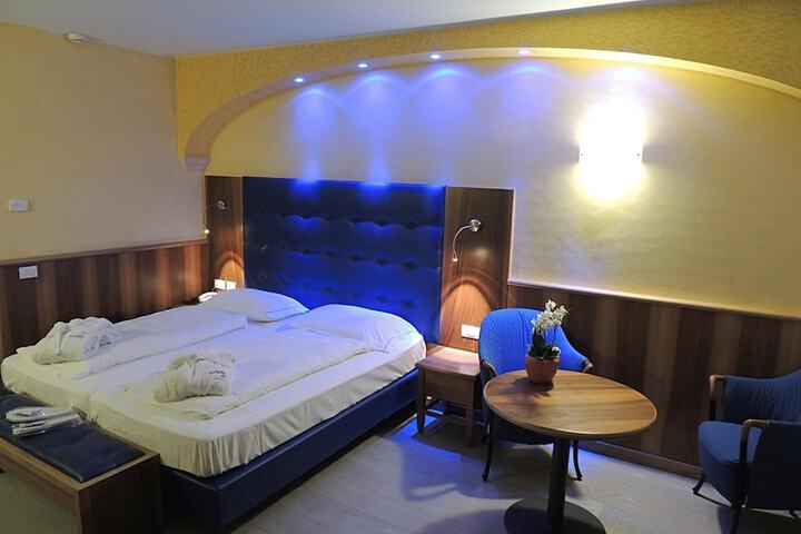 Room 8 of 68