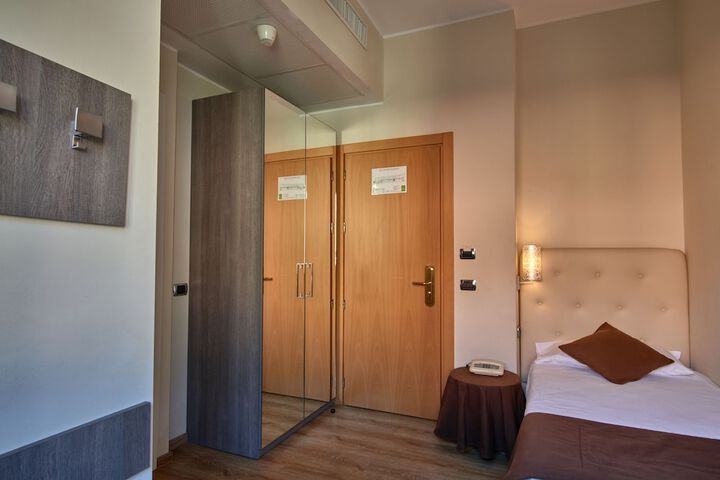 Room 8 of 27