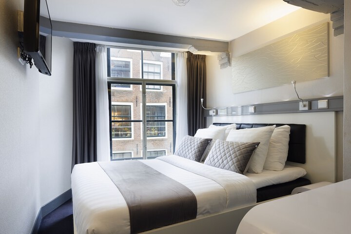 Room 40 of 74