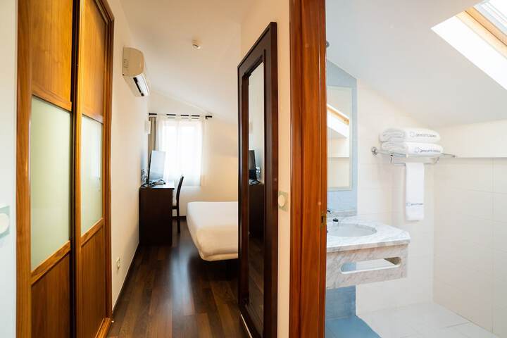 Room 11 of 27