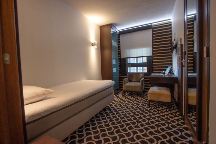 Room 51 of 106