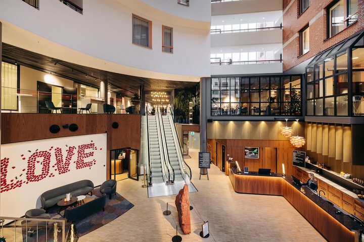 Entrance & Lobby