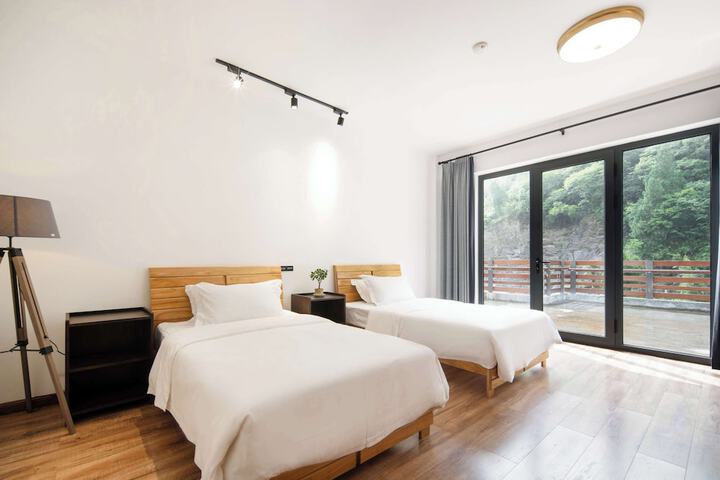 Room 32 of 170