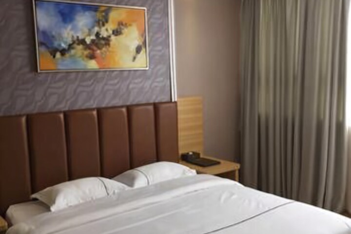 Room 3 of 8