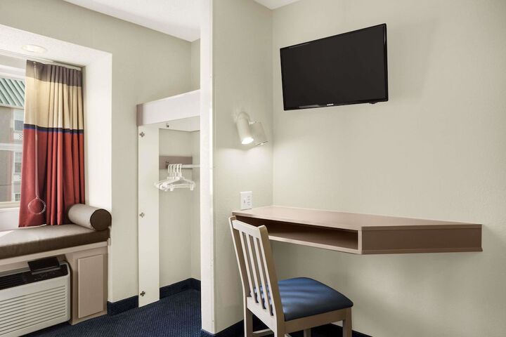 Room 7 of 16