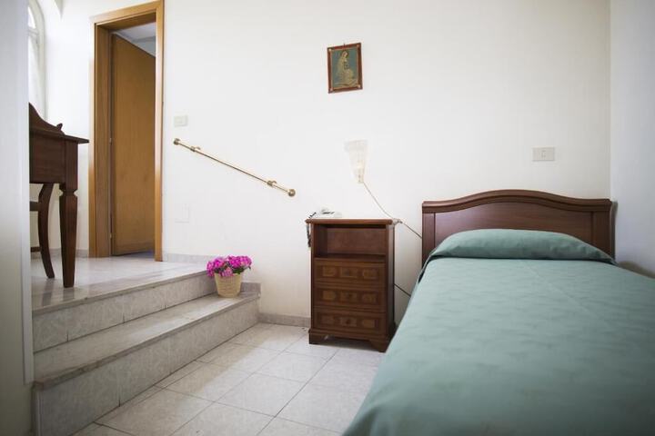 Room 2 of 110