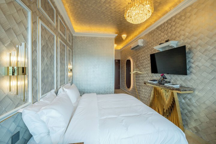 Room 18 of 285