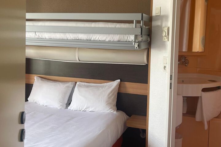 Room 27 of 69