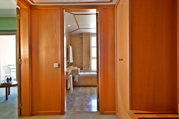 Room 11 of 48