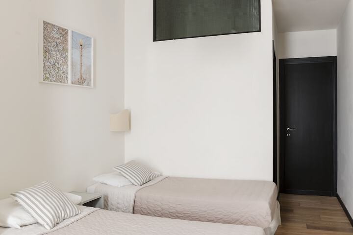 Room 4 of 32