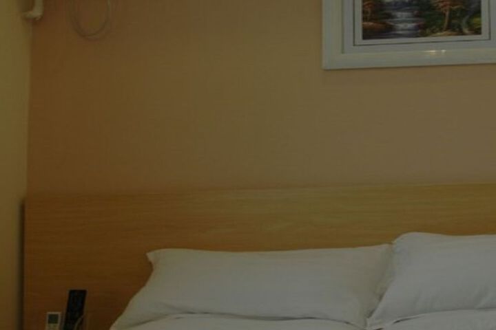 Room 4 of 9